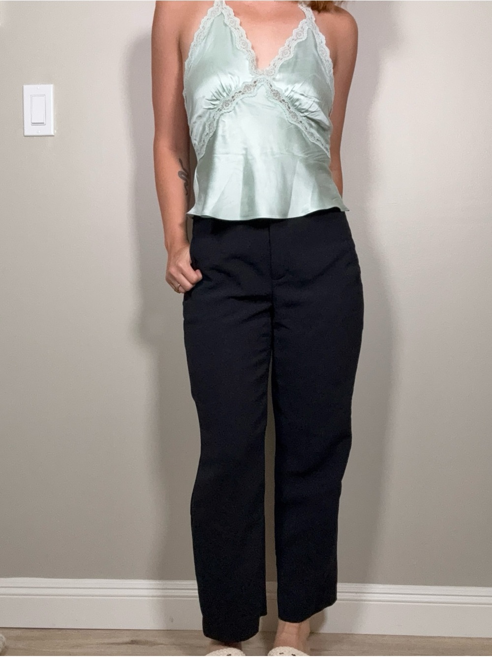 Aritzia Carrot Pants in black - size 2 - Picture 4 of 6